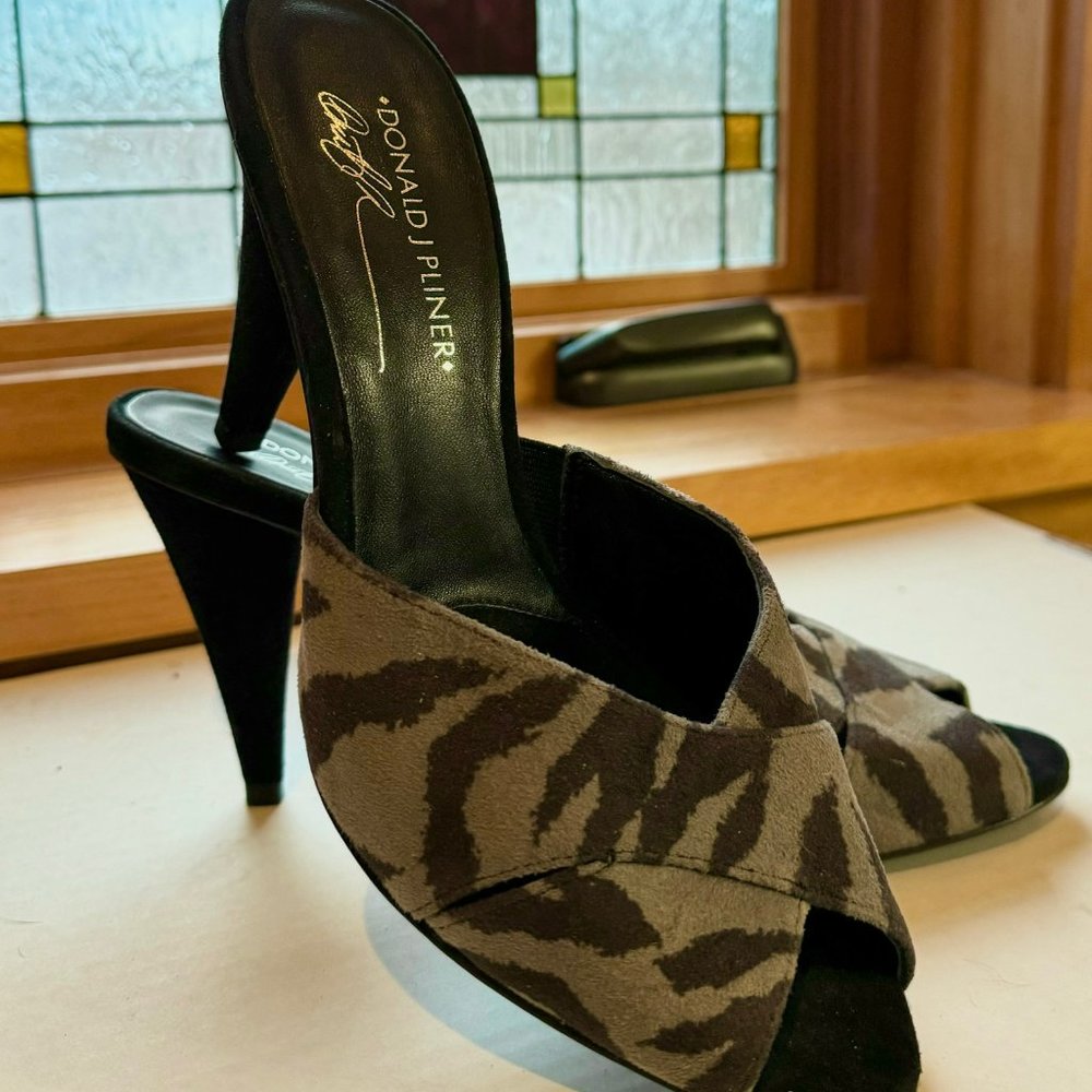 Donald J. Pliner Feigel Suede Mules Sandals NWOT, Sz 8.5M